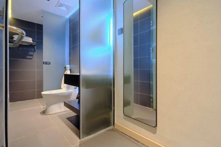 Bathroom 3, Yishan Xiaozhu (Yangshuo West Street store), Guilin