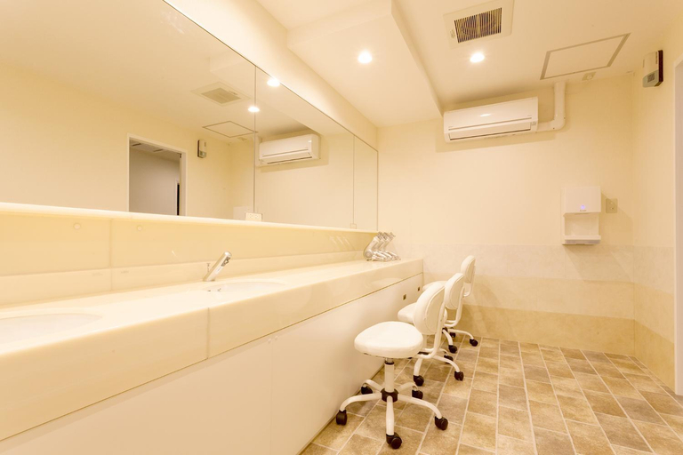 Bathroom 13