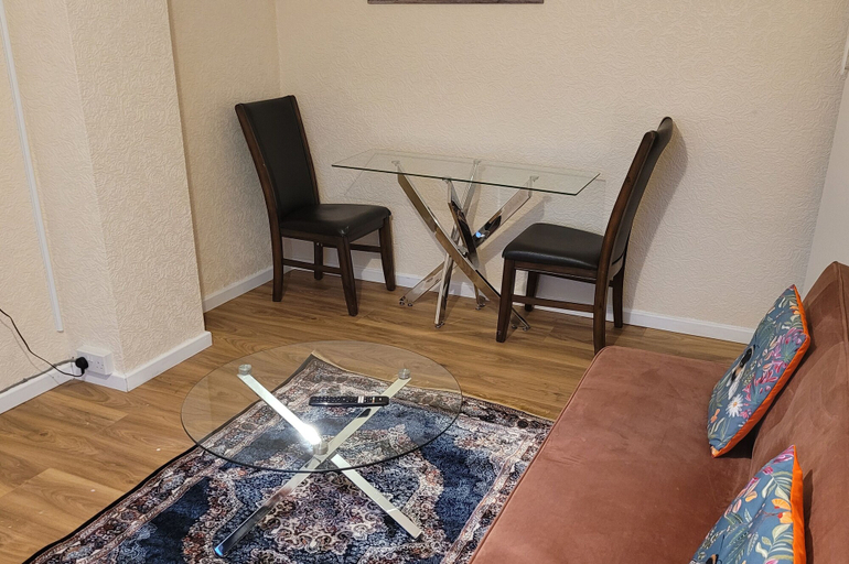 Others 2, Apartment - Sleeps 2 - Parking - Near Station, Reading