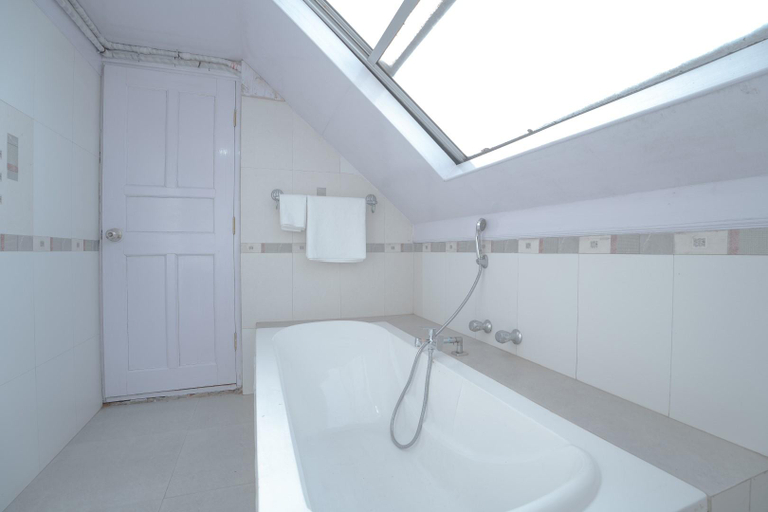 Bathroom 2, Poshtel Meghma, Mechi