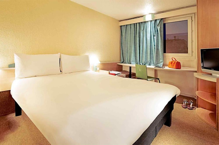 Bedroom 5, ibis Honfleur, Calvados