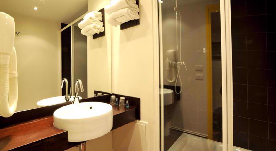 Bathroom 5, Ibis Styles Paris Gennevilliers, Hauts-de-Seine