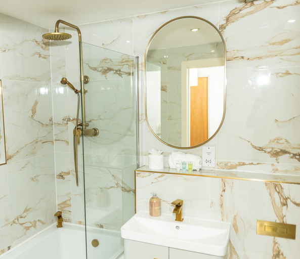 Bathroom 5, Apartment Sleeps 6 With Balcony and Parking, Birmingham