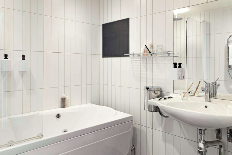 Bathroom 5, Scandic Backadal, Göteborg