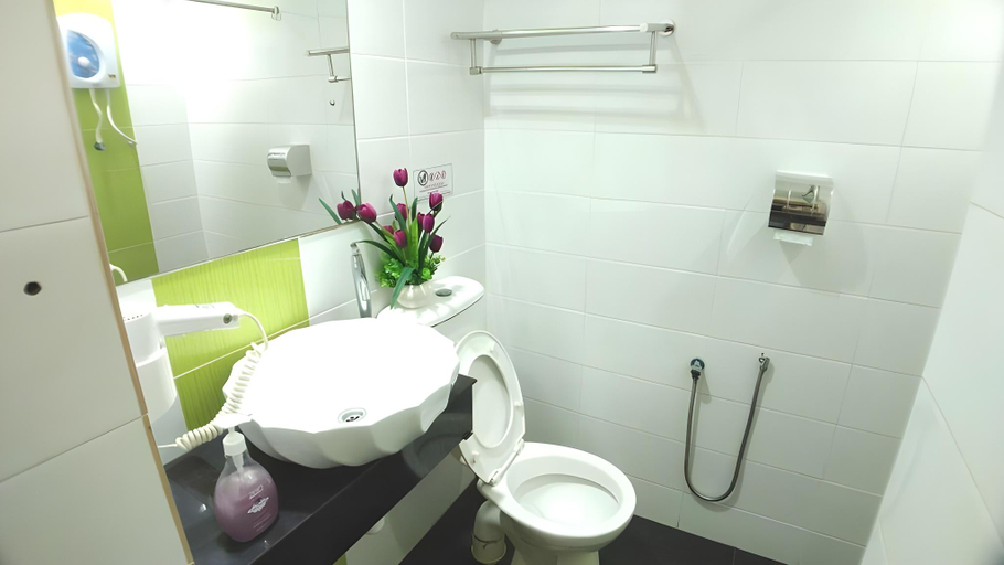 Bathroom 4, Apple 1 Hotel Queensbay, Penang Island