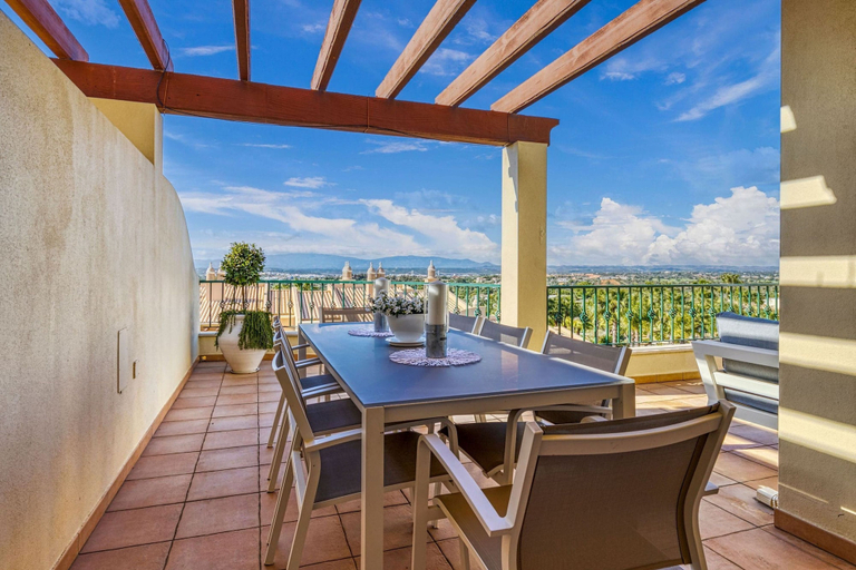 Room 2, 7 Boa Nova Immaculately Presented TWO Storey TOW, Lagoa