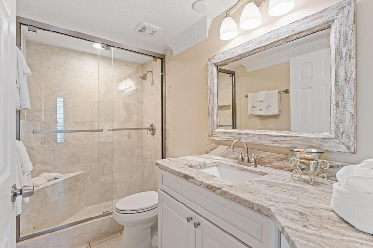 Bathroom 3, Summer House 1501b, Baldwin