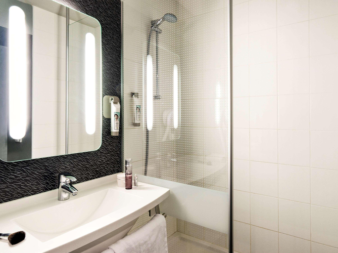 Bathroom 5, ibis Vichy, Allier