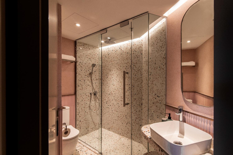 Bathroom 14