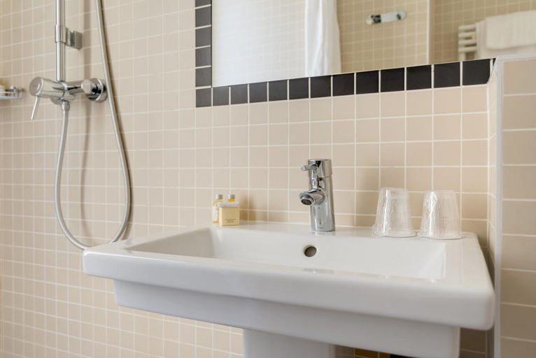 Bathroom 4, Hotel Palm - Astotel, Paris
