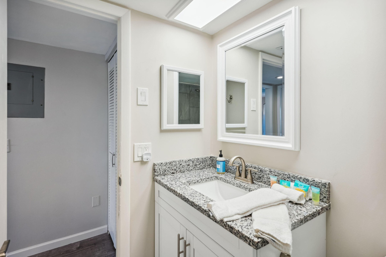 Bathroom 4, Bayshore Yacht & Tennis 409 - Premier, Pinellas