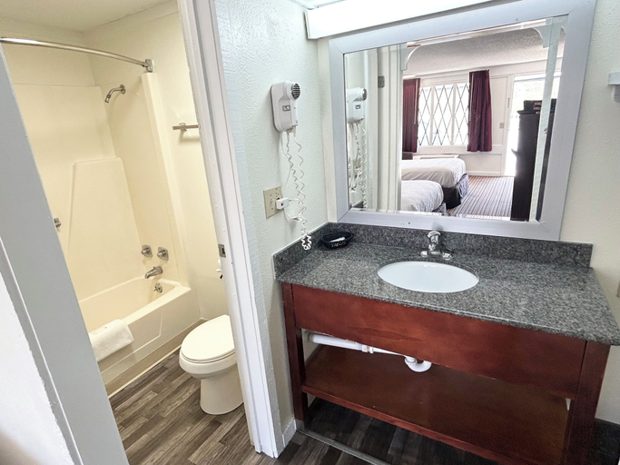 Bathroom 5, Knights Inn Somerset, Somerset