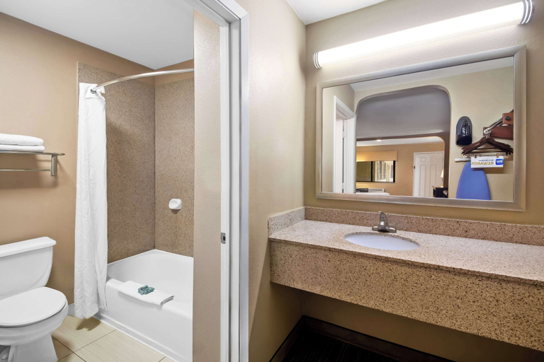 Bathroom 4, Best Western Cedar Inn, Williamson