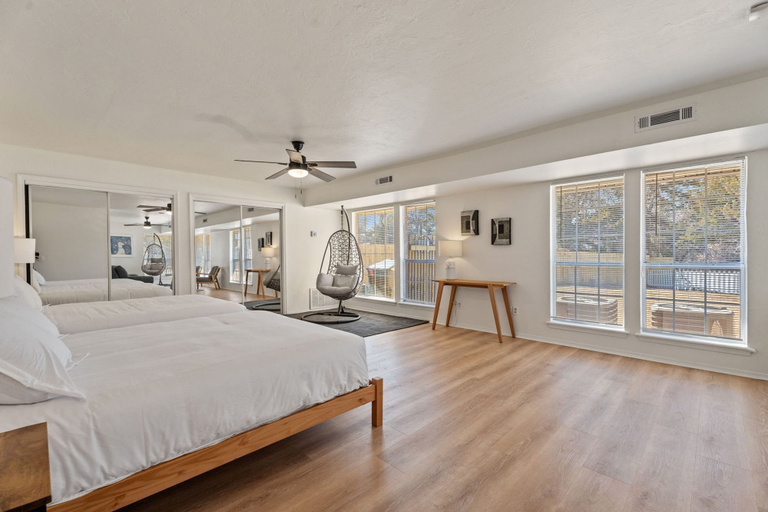 Room 2, Spacious Lakefront View With Hot Tub and Pool NH, Oklahoma