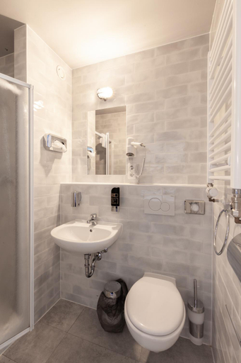 Bathroom 5, a&o Frankfurt Ostend, Frankfurt am Main