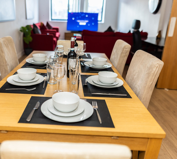 Dining, Apartment Sleeps 6 With Balcony and Parking, Birmingham