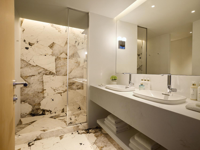 Bathroom 5, The Roc Club, A Hotel to Live, Attica