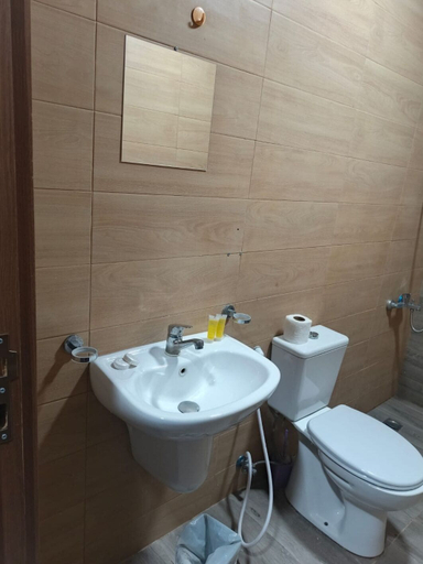 Bathroom 3, Gate inn hotel, Wadi Essier