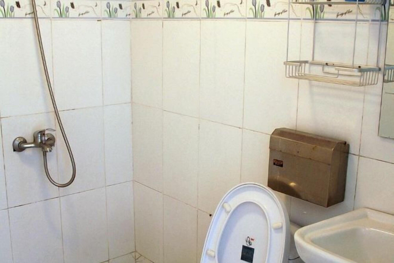 Bathroom, Xiangshuiju Inn, Xuancheng