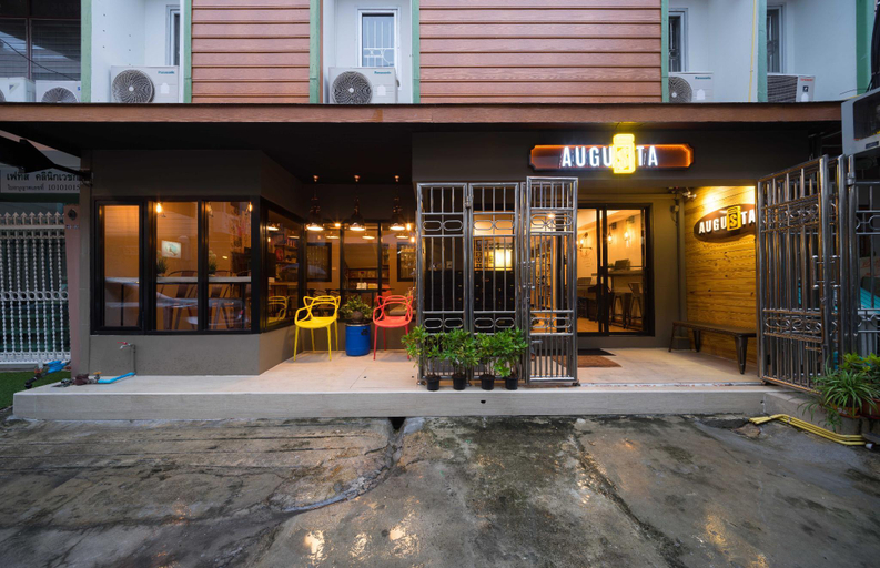 Exterior & Views
