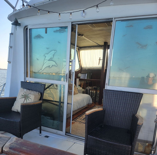 Others 2, Swivel On Anchor, Manatee