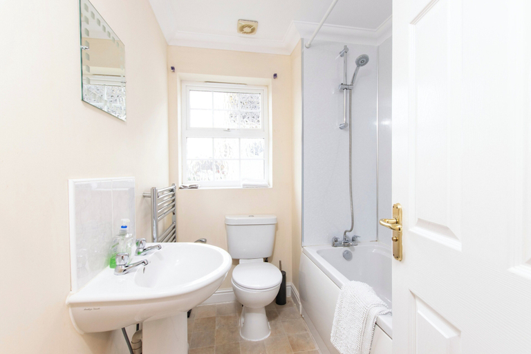 Bathroom, Tranquil Riverside Retreat in Norwich, Norfolk