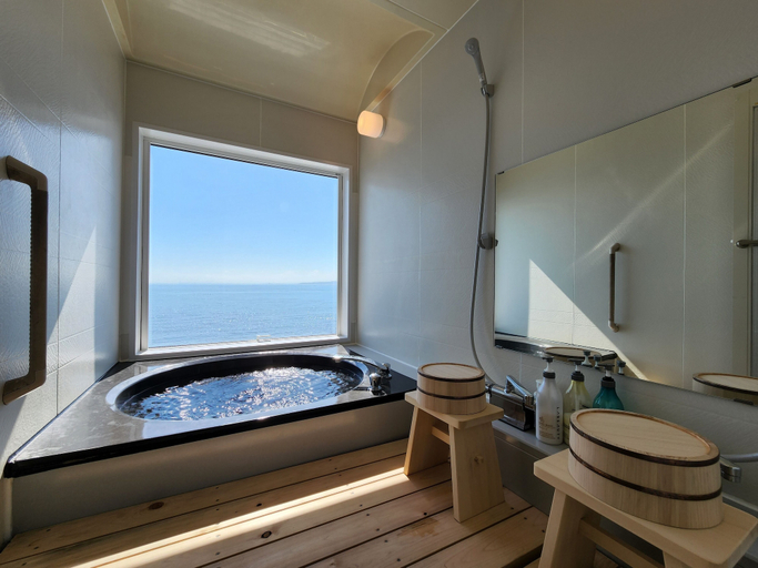 Bathroom 4, Shionomi, Himi
