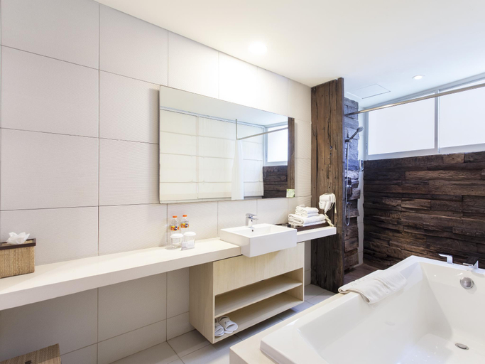 Bathroom 11