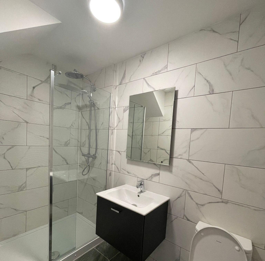 Bathroom 2, Boutique Luxury Townhouse 3 Floors Designer Home, Birmingham