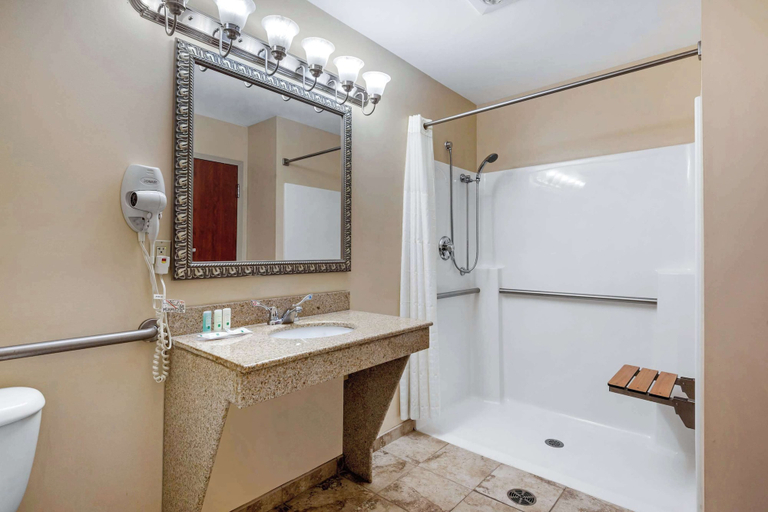 Bathroom 4, Quality Inn Smyrna, Kent