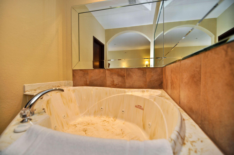 Bathroom 4, Best Western Plus Victoria Inn & Suites, Victoria