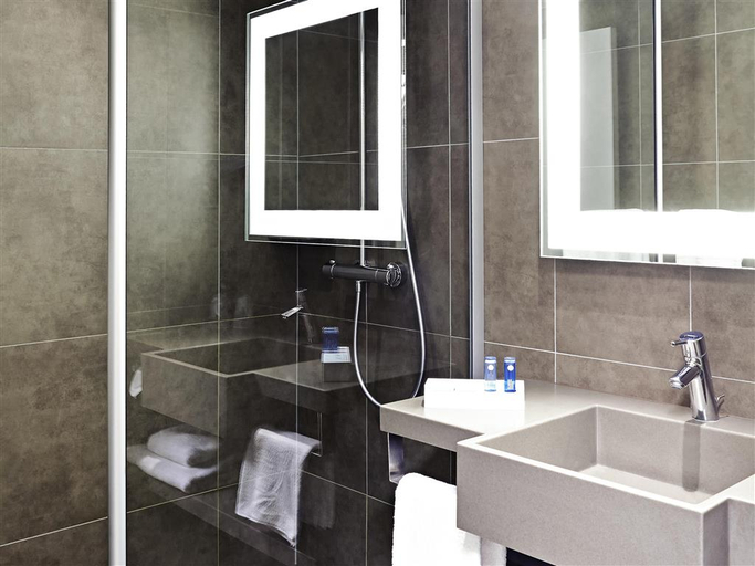 Bathroom 3, Novotel Leeds Centre, Leeds