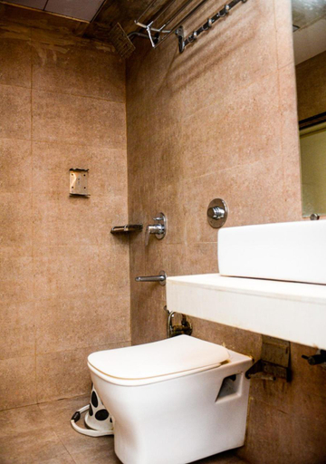 Bathroom 4, Hotel BKC Inn Near Trade Centre, Visa Consulate, Mumbai Suburban