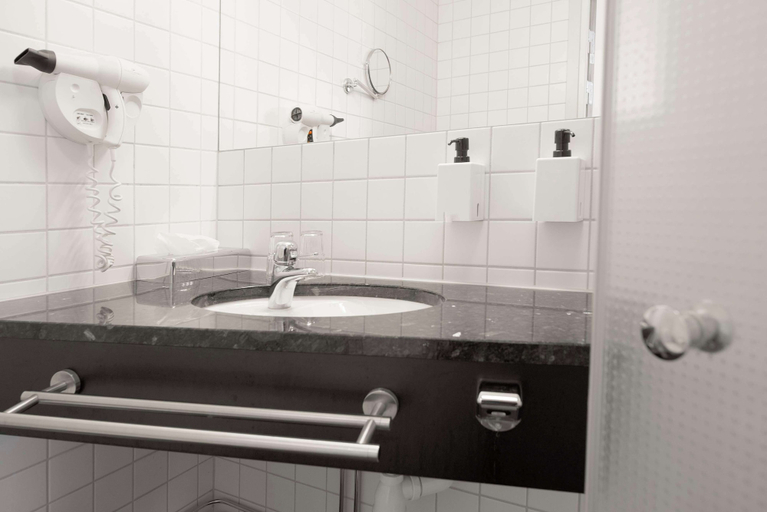 Bathroom 4, Scandic Hallandia, Halmstad