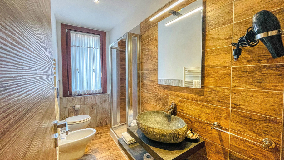 Bathroom 5, Residence Tabor, Torino