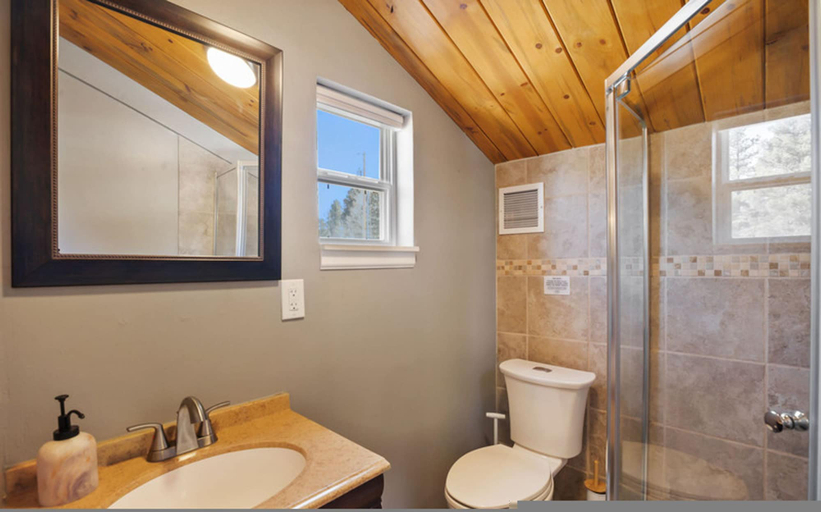 Room 2, Perch Point- Hikers Dream Cabin Base, Teller