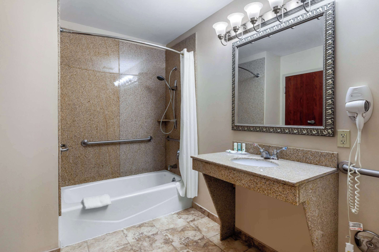 Bathroom 4, Quality Inn Smyrna, Kent