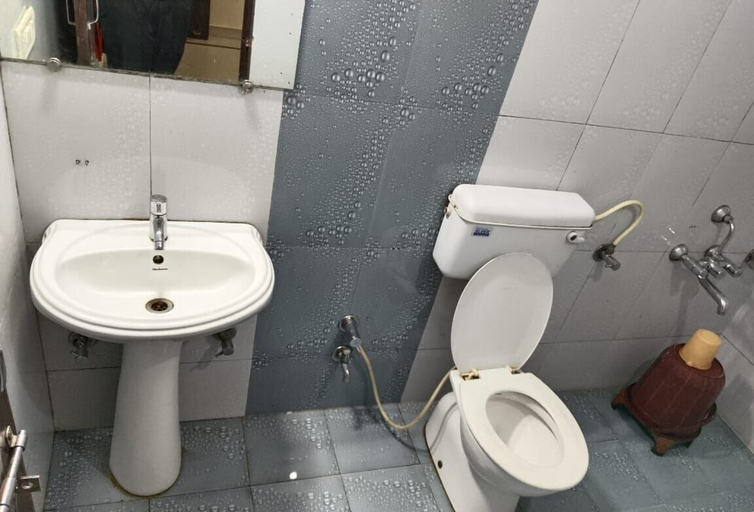 Bathroom 4, Hotel kishanjis, Sirohi