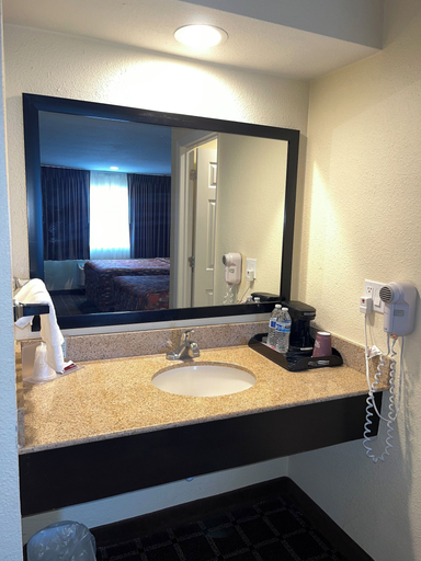 Bathroom 5, Oregon Trail Inn and Suites, Lake
