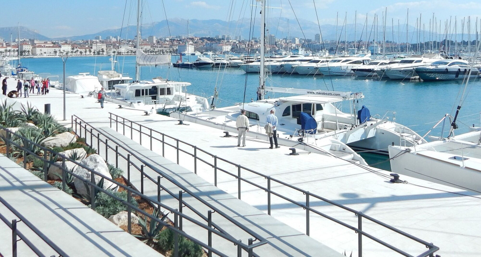 Marina, A 2 Spacious apt w big Balcony,4 min Walk to Beach, Split