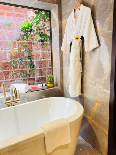 Bathroom 5, Fountain, Mahabaleshwar - IHCL SeleQtions, Satara