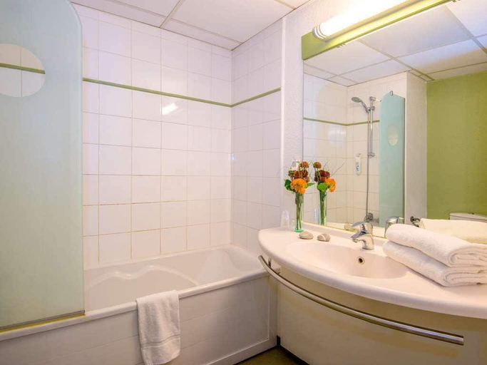 Bathroom 4, ibis budget Cannes Mougins, Alpes-Maritimes