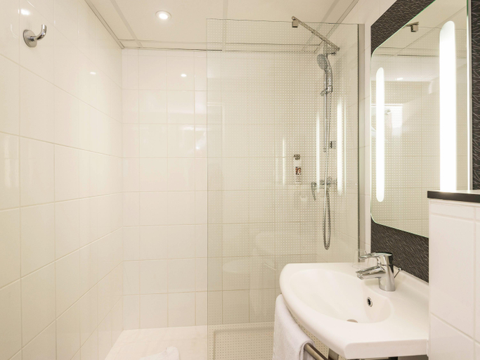 Bathroom 5, ibis Paris Vaugirard Porte de Versailles, Paris