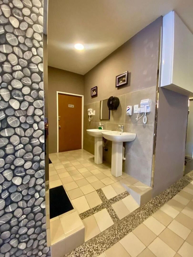 Bathroom, BRIGHTON INN & CAMPING RESORT, Miri