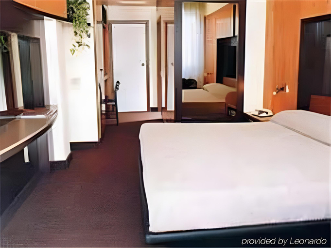 Bedroom 2, Airport Hotel Malpensa, Varese