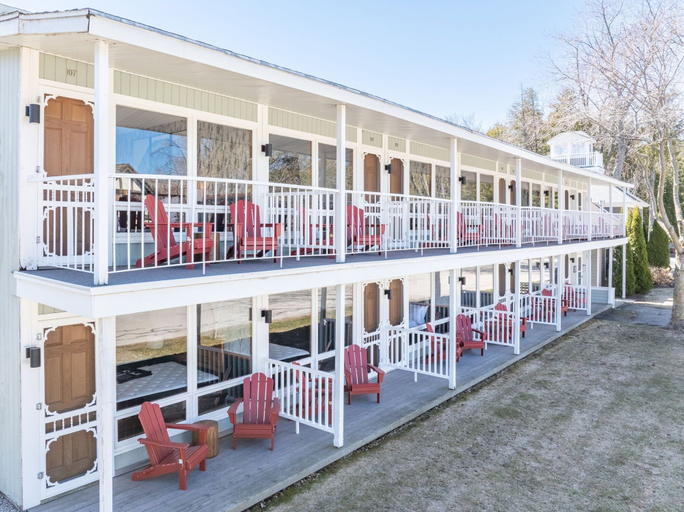 Exterior & Views 2, Spruce and Shore Motel, Lake Michigan