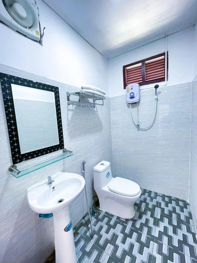 Bathroom 3, Walking Street Hotel, Vangvieng