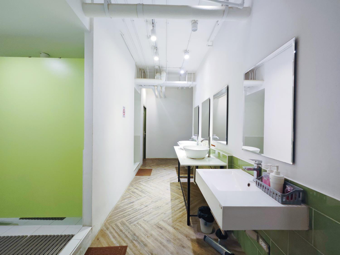Bathroom 4, Ostay Asoke Bangkok, Wattana