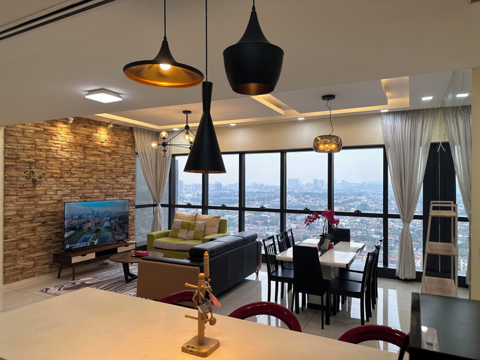Food & Drinks 2, Skyline Luxe 4BR Retreat with En-suites, Petaling Jaya