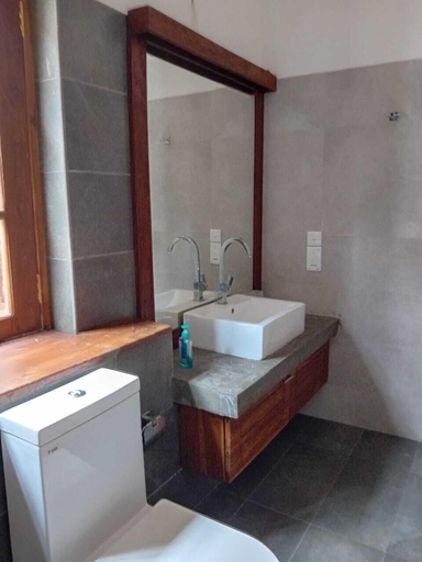 Bathroom 2, Crips Hill Apartments, Galle Four Gravets
